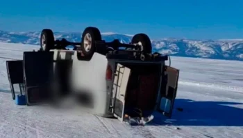 ТАСС: китайские туристы находились в перевернувшейся на Байкале машине