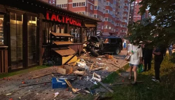 Легковушка въехала в торговый павильон в Балашихе