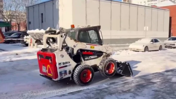 Работы по вывозу снега активно ведутся в Москве Работы по вывозу снега активно ведутся в Москве