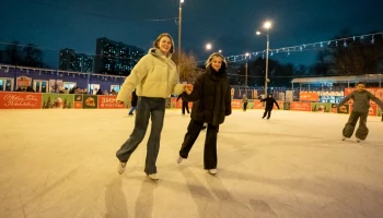 Более 110 открытых катков с искусственным льдом начали работать в Москве