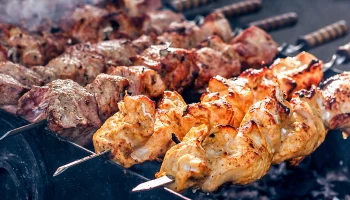 Стало известно, какой шашлык чаще всего выбирали москвичи на майских