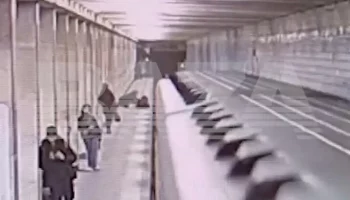 Девушка, которую толкнули под поезд в московском метро, рассказала о своем самочувствии