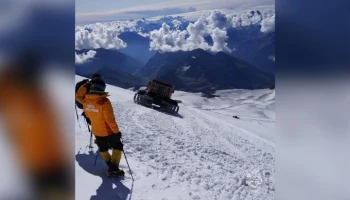 Спасатели вышли на поиски двух туристов из Москвы на Эльбрусе