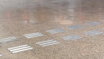 Указатели для слабовидящих пассажиров начали устанавливать в столичном метро