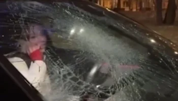 Неизвестный разбил стекло машины фигуристки Нугумановой