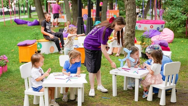 Волонтеры помогают проводить мероприятия проекта "Лето в Москве" Волонтеры помогают проводить мероприятия проекта "Лето в Москве"