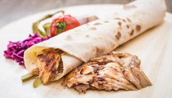 &laquo;Благоприятная среда для бактерий&raquo;: в каких заведениях нельзя покупать шаурму