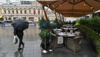 Столичных рестораторов призвали обезопасить веранды из-за надвигающегося шторма