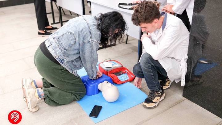 Студенты РУДН станцевали на новой станции Троицкой линии метро