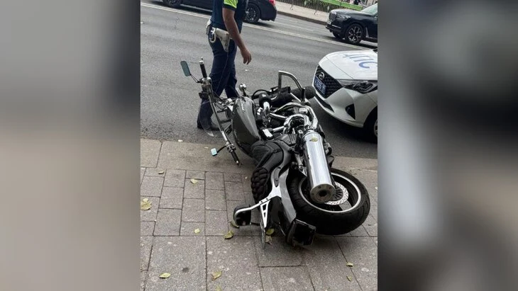 Мотоциклист насмерть въехал в бордюр в центре Москвы Мотоциклист насмерть въехал в бордюр в центре Москвы