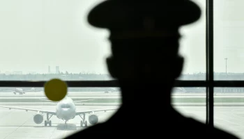 Shot: Сотни россиян больше 10 часов ждут в Египте вылета в Москву