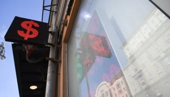 Курс доллара на межбанковском рынке превысил 84 рубля впервые с сентября 2025 года