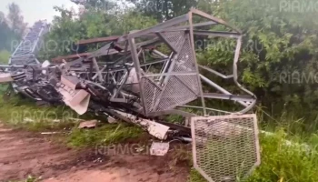 Сильный ветер повалил вышку связи в Подмосковье