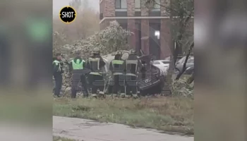 Водитель Infinti врезался в столб и дерево на юго-востоке Москвы