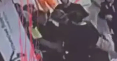 Видео с нападением автоподставщиков на сотрудника ДПС в Москве появилось в Сети Видео с нападением автоподставщиков на сотрудника ДПС в Москве появилось в Сети