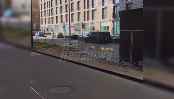 Жители ЖК "Вереск" пожаловались на забор, перекрывший доступ к станции метро