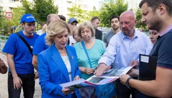 Сенатор Святенко обсудила с жителями благоустройство пруда-регулятора в Марьино