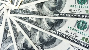 Экономист Остапкович: доллар может упасть максимум до 75 рублей