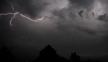 &laquo;Желтый&raquo; уровень опасности из-за грозы объявлен в московском регионе 22 апреля