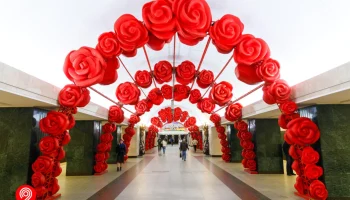 Станцию метро &laquo;Трубная&raquo; украсили более 400 алых роз к 8 Марта