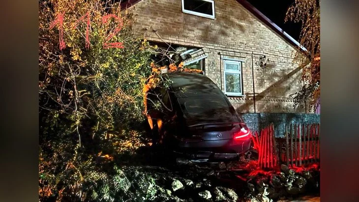 Девушка въехала на автомобиле в стену частного дома под Таганрогом Девушка въехала на автомобиле в стену частного дома под Таганрогом