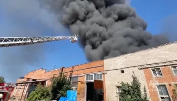Пожар на крыше цеха в подмосковных Химках полностью потушен