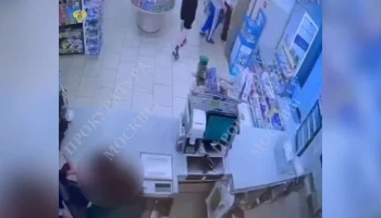 Работодатель поможет сотруднице магазина, на которую с ножом напал бывший