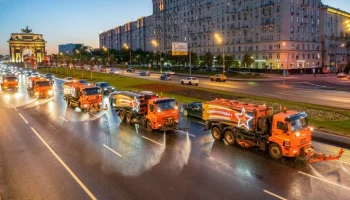 Коммунальную технику Москвы украсили к празднованию Дня Победы