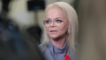 Курьера, которая забрала у Ларисы Долиной деньги, обвинили в мошенничестве