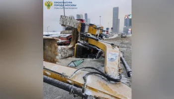 Человек пострадал при опрокидывании экскаватора в центре Москвы