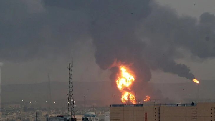 Пожар произошел на нефтяном терминале в иранском городе Рей Пожар произошел на нефтяном терминале в иранском городе Рей