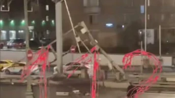 Автомобиль снес мачту городского освещения на ТТК в Москве Автомобиль снес мачту городского освещения на ТТК в Москве