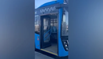 Легковые автомобили и автобус столкнулись на западе Москвы