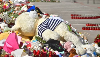 Возле &laquo;Крокус Сити Холл&raquo; убрали стихийный мемориал