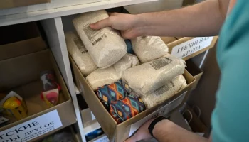 Столичные предприниматели отправляют в зону СВО консервы, воду и сладости