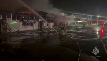 Кровля торговых павильонов обрушилась при крупном пожаре в Ставрополье