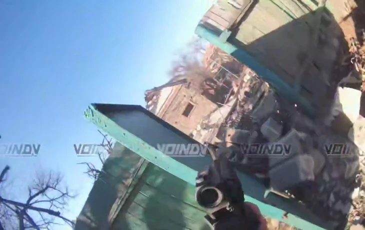 Полное видео схватки на ножах российского солдата с бойцом ВСУ появилось в Сети Полное видео схватки на ножах российского солдата с бойцом ВСУ появилось в Сети