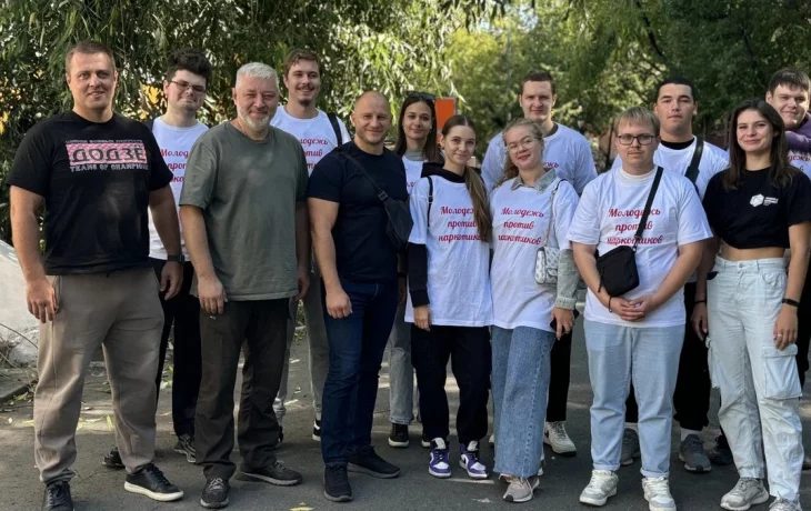 Алексей Лисовенко вместе с жителями Ярославского района очистили фасады домов района от рекламы нарк Алексей Лисовенко вместе с жителями Ярославского района очистили фасады домов района от рекламы нарк