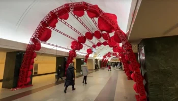 Свыше 500 бутонов роз украсили потолочный свод на станции метро "Трубная" к 8 Марта