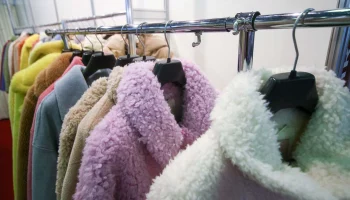 Брендовая одежда, техника, товары для школы: что можно купить в мае с большой скидкой