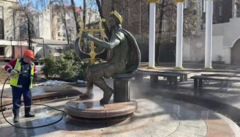 Специалисты промыли фонтаны в саду &laquo;Аквариум&raquo; в Москве после зимы