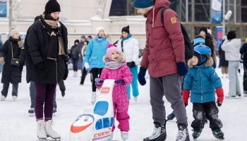 Москвичей пригласили научиться стоять на коньках на различных площадках столицы