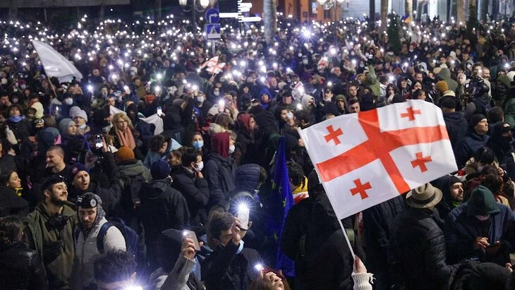 Полицейский пострадал во время митинга в Тбилиси Полицейский пострадал во время митинга в Тбилиси