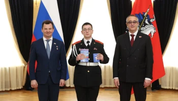 Школьники получили паспорта из рук председателя столичного парламента