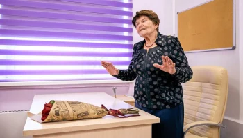 Сергей Собянин поздравил учителя школы № 1352 Нину Иванову с 90-летием