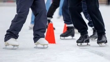 Более 120 крытых катков и 440 лыжных трасс оборудовано в Москве