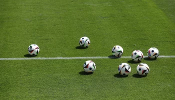 Футболисты ЦСКА и &laquo;Спартака&raquo; устроили массовую драку на поле