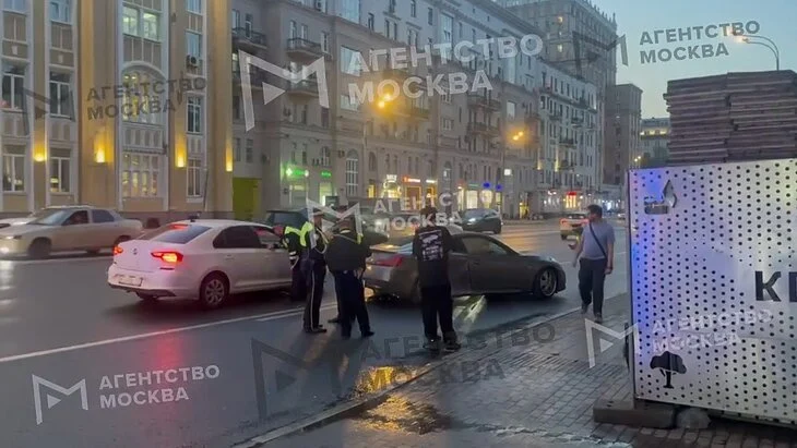 Три пешехода пострадали при наезде автомобиля на остановку в центре Москвы Три пешехода пострадали при наезде автомобиля на остановку в центре Москвы