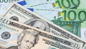 Курс доллара на российском межбанковском рынке опустился ниже 85 рублей