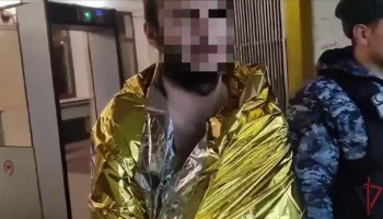 Молодой человек пытался проникнуть в метро Москвы в одних трусах